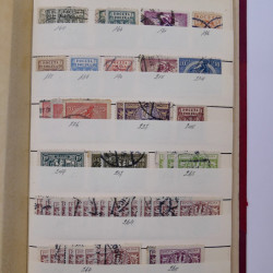 Vrac philatélique de timbres du monde en un carton.