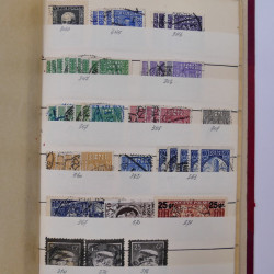 Vrac philatélique de timbres du monde en un carton.