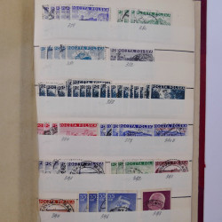 Vrac philatélique de timbres du monde en un carton.
