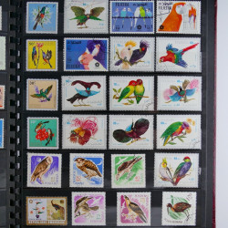 Vrac philatélique de timbres du monde en un carton.