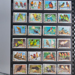 Vrac philatélique de timbres du monde en un carton.