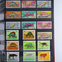 Vrac philatélique de timbres du monde en un carton.