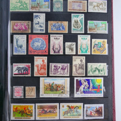 Vrac philatélique de timbres du monde en un carton.