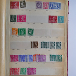 Vrac philatélique de timbres du monde en un carton.