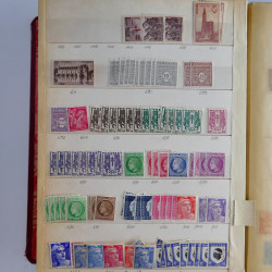 Vrac philatélique de timbres du monde en un carton.