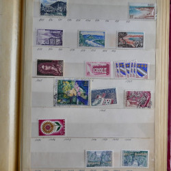 Vrac philatélique de timbres du monde en un carton.