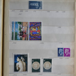 Vrac philatélique de timbres du monde en un carton.
