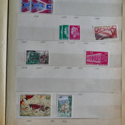 Vrac philatélique de timbres du monde en un carton.