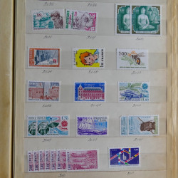 Vrac philatélique de timbres du monde en un carton.