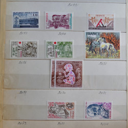 Vrac philatélique de timbres du monde en un carton.