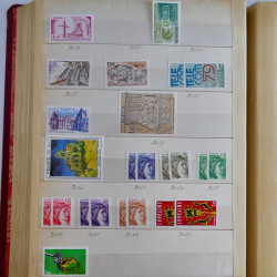 Vrac philatélique de timbres du monde en un carton.
