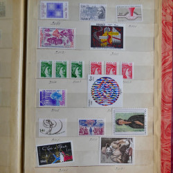 Vrac philatélique de timbres du monde en un carton.