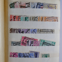 Vrac philatélique de timbres du monde en un carton.