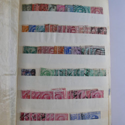Vrac philatélique de timbres du monde en un carton.