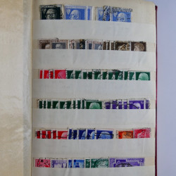 Vrac philatélique de timbres du monde en un carton.