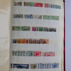 Vrac philatélique de timbres du monde en un carton.