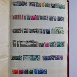 Vrac philatélique de timbres du monde en un carton.