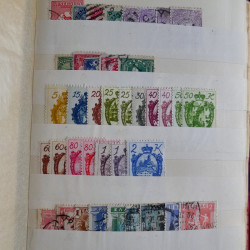 Vrac philatélique de timbres du monde en un carton.