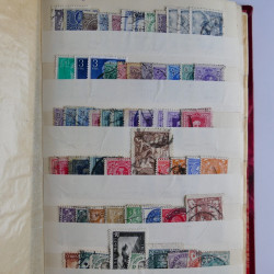 Vrac philatélique de timbres du monde en un carton.