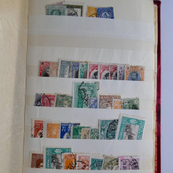 Vrac philatélique de timbres du monde en un carton.