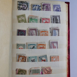 Vrac philatélique de timbres du monde en un carton.