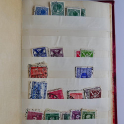 Vrac philatélique de timbres du monde en un carton.