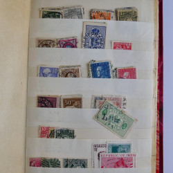 Vrac philatélique de timbres du monde en un carton.