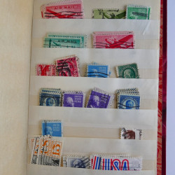 Vrac philatélique de timbres du monde en un carton.