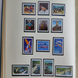 Collection timbres d'Allemagne de l'Est 1950-1978 neufs** en 2 albums.