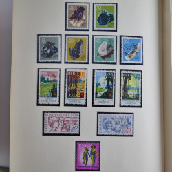 Collection timbres d'Allemagne de l'Est 1950-1978 neufs** en 2 albums.