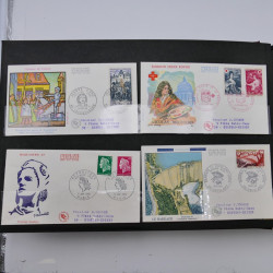 Collection enveloppes premier jour d'émission de France 1960-1978 en 5 albums.