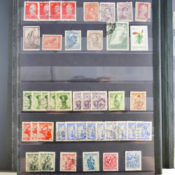 Vrac philatélique de timbres du monde en un carton.