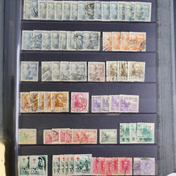 Vrac philatélique de timbres du monde en un carton.