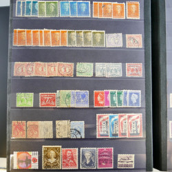 Vrac philatélique de timbres du monde en un carton.
