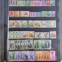 Vrac philatélique de timbres du monde en un carton.