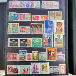 Vrac philatélique de timbres du monde en un carton.