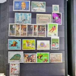 Vrac philatélique de timbres du monde en un carton.