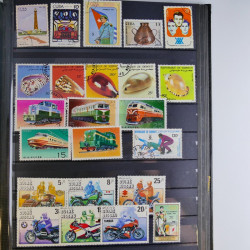 Vrac philatélique de timbres du monde en un carton.