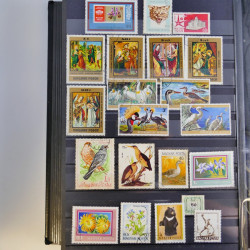Vrac philatélique de timbres du monde en un carton.
