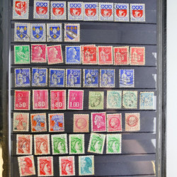 Vrac philatélique de timbres du monde en un carton.
