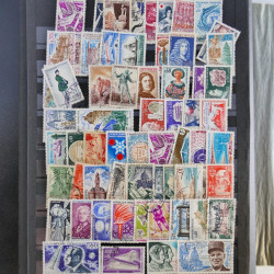 Vrac philatélique de timbres du monde en un carton.