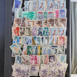 Vrac philatélique de timbres du monde en un carton.