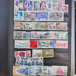 Vrac philatélique de timbres du monde en un carton.