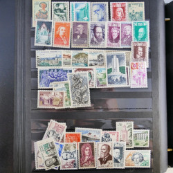 Vrac philatélique de timbres du monde en un carton.