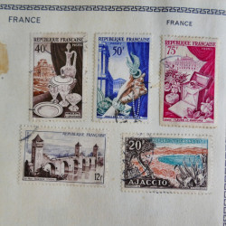 Vrac philatélique de timbres du monde en un carton.