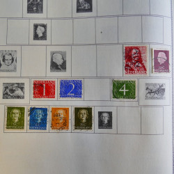 Vrac philatélique de timbres du monde en un carton.