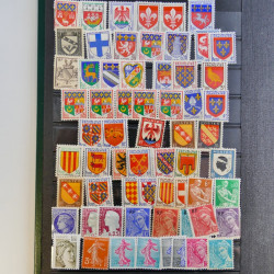 Vrac philatélique de timbres du monde en un carton.