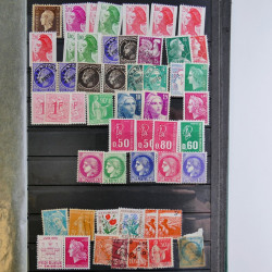 Vrac philatélique de timbres du monde en un carton.