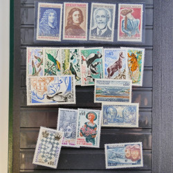 Vrac philatélique de timbres du monde en un carton.