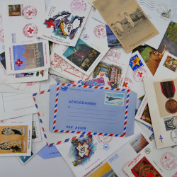 Vrac philatélique de timbres du monde en un carton.